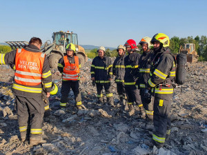 VIDEO: Požár skládky zaměstnal osmdesát hasičů, vrtulník, těžkou techniku i chemickou laboratoř