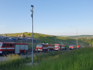 VIDEO: Požár skládky zaměstnal osmdesát hasičů, vrtulník, těžkou techniku i chemickou laboratoř
