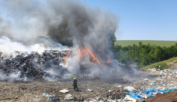 Požár skládky zaměstnal osmdesát hasičů, vrtulník, těžkou techniku i chemickou laboratoř