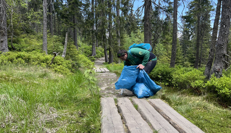 Krkonoším škodí bezohlední pejskaři, ukázala to víkendová úklidová akce