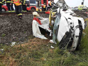 Vlak zdemoloval auto při nehodě u Postřelmova: dva zraněné vyprošťovali hasiči