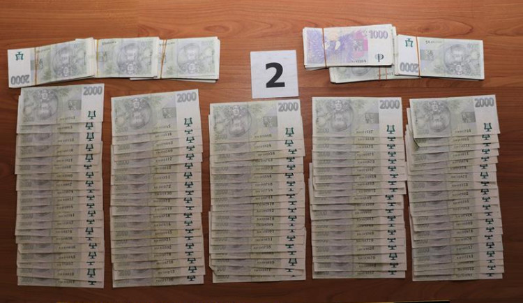 Víetnamci na Hradecku načerno prodávali cigarety i tabák, business jim překazili celníci