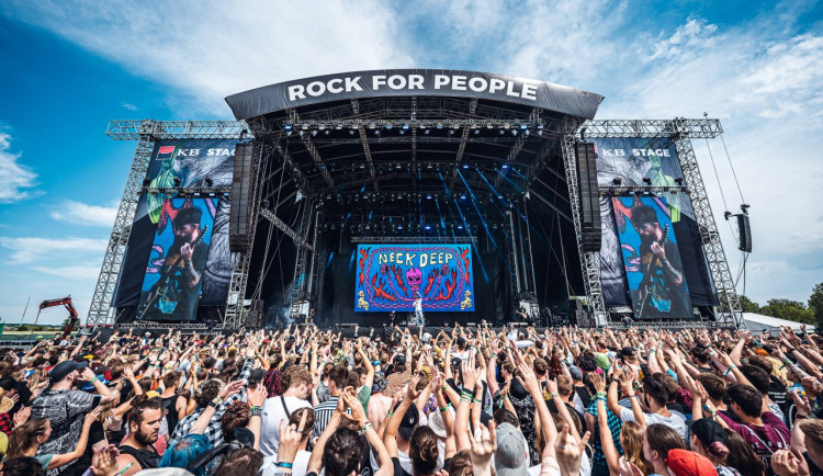 Rock for people je tady, parkovacích míst by mělo být dost