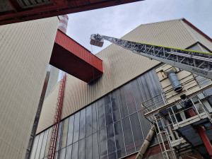 S požárem prachu v olomoucké teplárně hasiči bojovali nepřetržitě dva dny. Několik se jich lehce zranilo