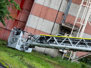 S požárem prachu v olomoucké teplárně hasiči bojovali nepřetržitě dva dny. Několik se jich lehce zranilo