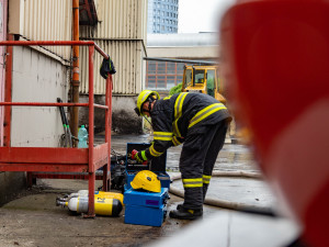 S požárem prachu v olomoucké teplárně hasiči bojovali nepřetržitě dva dny. Několik se jich lehce zranilo