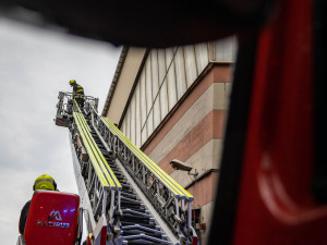 S požárem prachu v olomoucké teplárně hasiči bojovali nepřetržitě dva dny. Několik se jich lehce zranilo