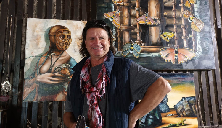 Výstava Tomáše Vincence v Kamenném sále na Plumlovském zámku dýchá magickou atmosférou