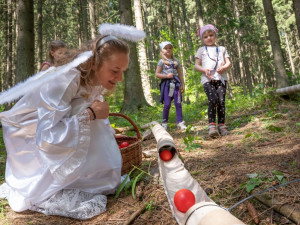 TIP NA VÍKEND: Ve Velkých Karlovicích na děti čeká Pohádková cesta lesem. V okolí je i řada naučných stezek