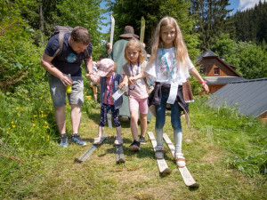 TIP NA VÍKEND: Ve Velkých Karlovicích na děti čeká Pohádková cesta lesem. V okolí je i řada naučných stezek