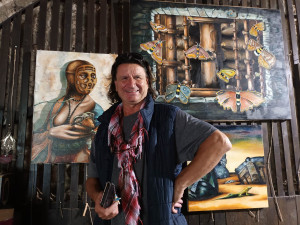 Výstava Tomáše Vincence v Kamenném sále na Plumlovském zámku dýchá magickou atmosférou