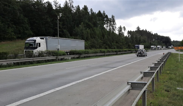 Havarovaný kamion uzavřel D35 u Olomouce, důvodem byla překládka nákladu