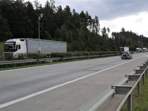 Havarovaný kamion uzavřel D35 u Olomouce, důvodem byla překládka nákladu