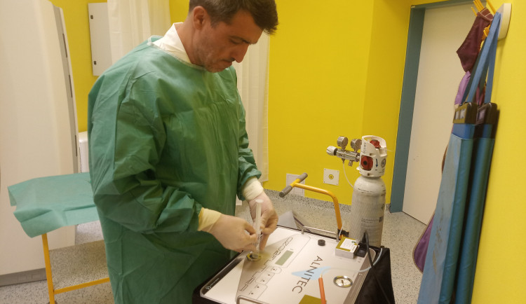 MUDr. Yiannakis Lefas se připravuje na zákrok plněním injekce směsí medicinálního kyslíku a ozonu z přístroje OZO 2 FUTURA Plus