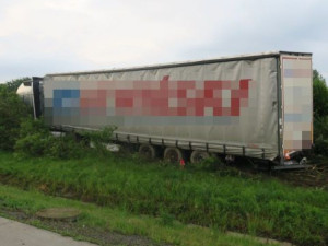 Dálnici na Ostravu v sobotu zastavil opilý řidič kamionu. Cizinec usnul a havaroval, doprava stála sedm hodin