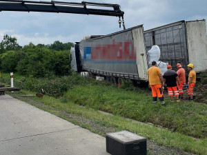 Dálnici na Ostravu v sobotu zastavil opilý řidič kamionu. Cizinec usnul a havaroval, doprava stála sedm hodin