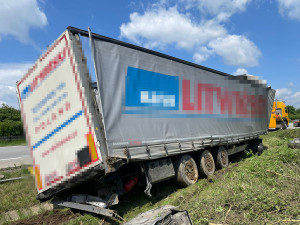 Dálnici na Ostravu v sobotu zastavil opilý řidič kamionu. Cizinec usnul a havaroval, doprava stála sedm hodin