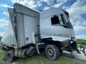 Dálnici na Ostravu v sobotu zastavil opilý řidič kamionu. Cizinec usnul a havaroval, doprava stála sedm hodin