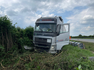 Dálnici na Ostravu v sobotu zastavil opilý řidič kamionu. Cizinec usnul a havaroval, doprava stála sedm hodin
