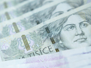 Průměrná mzda v Česku v prvním čtvrtletí klesla reálně o 6,7 procenta