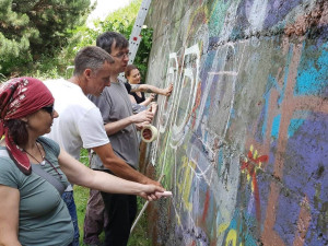 Klimatičtí aktivisté v Olomouci vytvořili velkoplošnou kresbu. Chtějí tak upozornit na změny na planetě