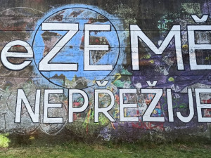 Klimatičtí aktivisté v Olomouci vytvořili velkoplošnou kresbu. Chtějí tak upozornit na změny na planetě