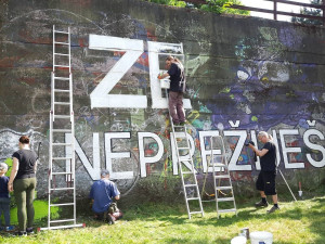 Klimatičtí aktivisté v Olomouci vytvořili velkoplošnou kresbu. Chtějí tak upozornit na změny na planetě