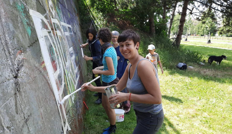 Klimatičtí aktivisté v Olomouci vytvořili velkoplošnou kresbu. Chtějí tak upozornit na změny na planetě