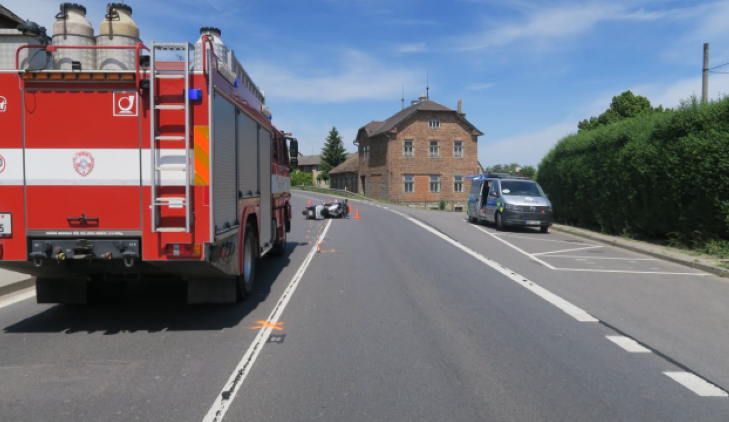 Při nehodě octavie a motorky se v Libivé zranili motorkář a jeho spolujezdkyně. Policie hledá svědky