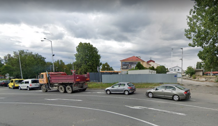 Doprava u hlavního nádraží se značně zkomplikuje. Začnou opravy důležité Jeremenkovy ulice