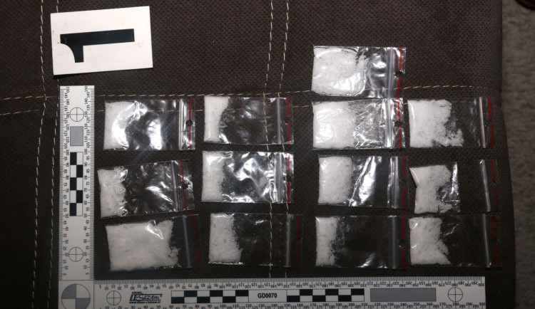 Spolubydlící vařili v pronajatém bytě na Trutnovsku pervitin