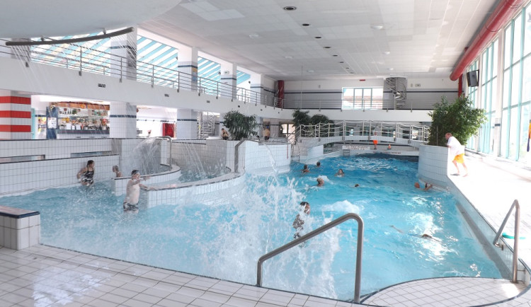 Za dobré známky se dostanou školáci v Hradci do aquacentra zdarma