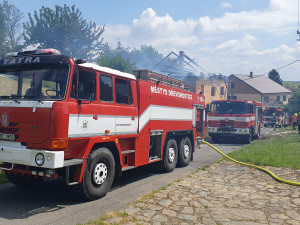 V Bezuchově sedm jednotek hasičů likvidovalo rozsáhlý požár střechy rodinného domu. Škoda bude kolem dvou milionů