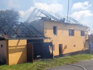V Bezuchově sedm jednotek hasičů likvidovalo rozsáhlý požár střechy rodinného domu. Škoda bude kolem dvou milionů