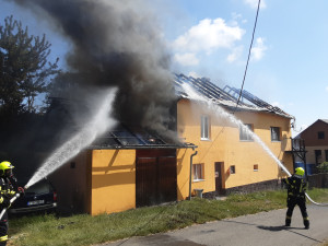 V Bezuchově sedm jednotek hasičů likvidovalo rozsáhlý požár střechy rodinného domu. Škoda bude kolem dvou milionů