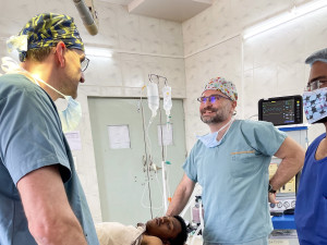 Čeští zdravotníci mají v Indii dobrou reputaci. Lékaři z FN Olomouc pomáhali léčit tamní obyvatele
