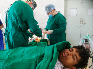 Čeští zdravotníci mají v Indii dobrou reputaci. Lékaři z FN Olomouc pomáhali léčit tamní obyvatele