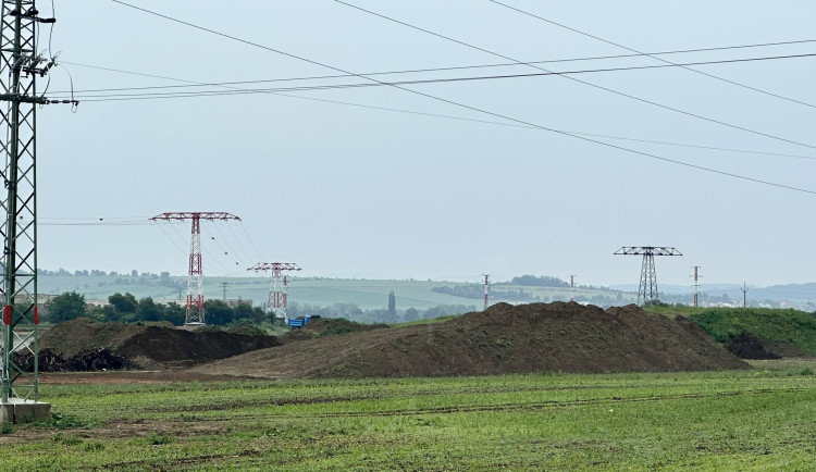 VIDEO: Stavba posledního úseku D1 u Přerova pokračuje. Kompletně hotové jsou skrývky ornice