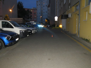 Tmavé auto srazilo při couvání v Olomouci devětasedmdesátiletou chodkyni. Policie hledá svědky