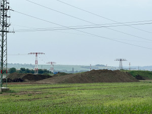 VIDEO: Stavba posledního úseku D1 u Přerova pokračuje. Kompletně hotové jsou skrývky ornice