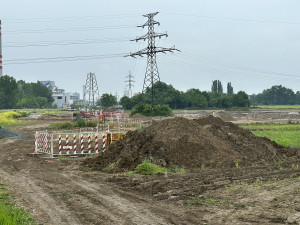 VIDEO: Stavba posledního úseku D1 pokračuje. Kompletně hotové jsou skrývky ornice