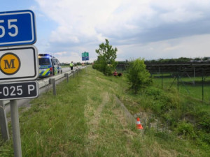 Cizinec jel okolo Horních Moštěnic se čtyřmi promile. Na křižovatce vyletěl ven a skončil na střeše