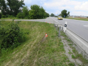 Cizinec jel okolo Horních Moštěnic se čtyřmi promile. Na křižovatce vyletěl ven a skončil na střeše