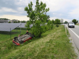 Cizinec jel okolo Horních Moštěnic se čtyřmi promile. Na křižovatce vyletěl ven a skončil na střeše