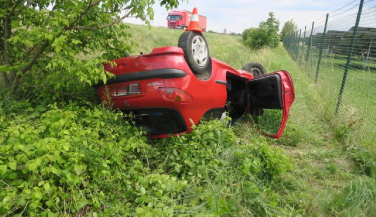 Cizinec jel okolo Horních Moštěnic se čtyřmi promile. Na křižovatce vyletěl ven a skončil na střeše