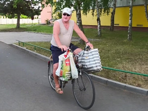 VIDEO: Muž jezdí po Prostějově na kole a zpívá si pro radost. Většinou vzbuzuje úsměvy