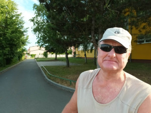 VIDEO: Muž jezdí po Prostějově na kole a zpívá si pro radost. Většinou vzbuzuje úsměvy