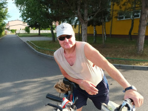 VIDEO: Muž jezdí po Prostějově na kole a zpívá si pro radost. Většinou vzbuzuje úsměvy