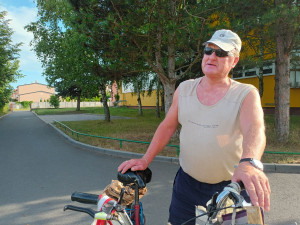 VIDEO: Muž jezdí po Prostějově na kole a zpívá si pro radost. Většinou vzbuzuje úsměvy