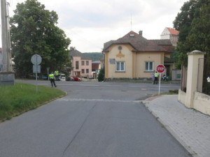 V Plumlově mladá řidička nezabrzdila auto. To se rozjelo a narazilo do motorkáře, který jel kolem